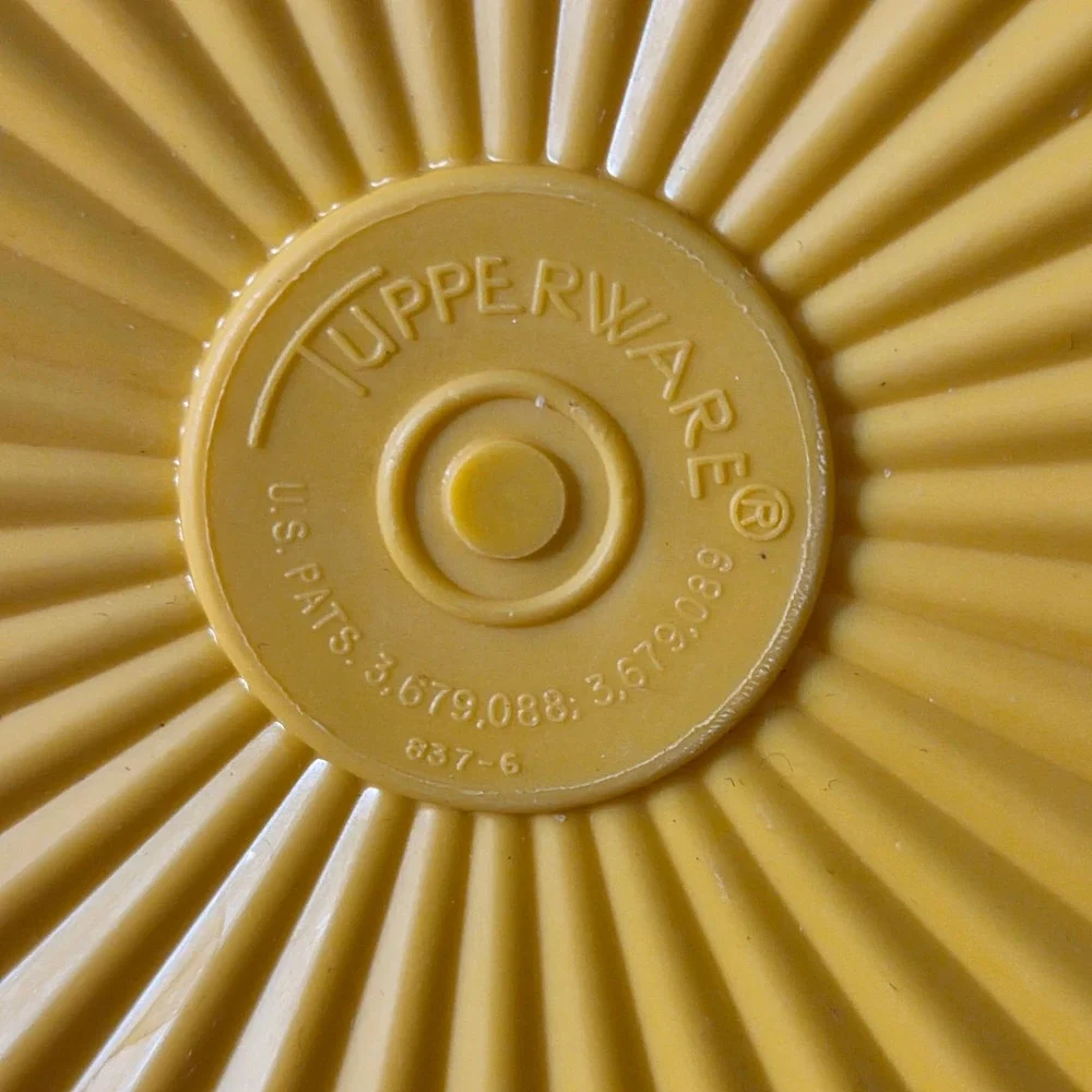 Tupperware‎ Servalier Bowl Men  Yellow Vintage Sunburst Lid 837-6